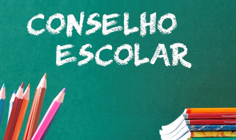 A imagem remete a um quadro verde escolar, escrita em giz: Conselho escolar e nas laterias há lápis de colorir e livros.