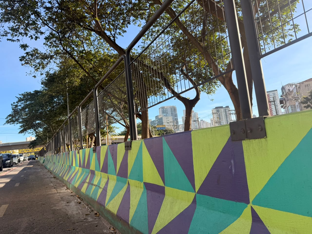 Muro de proteção do canteiro da Rua das Juntas Provisórias