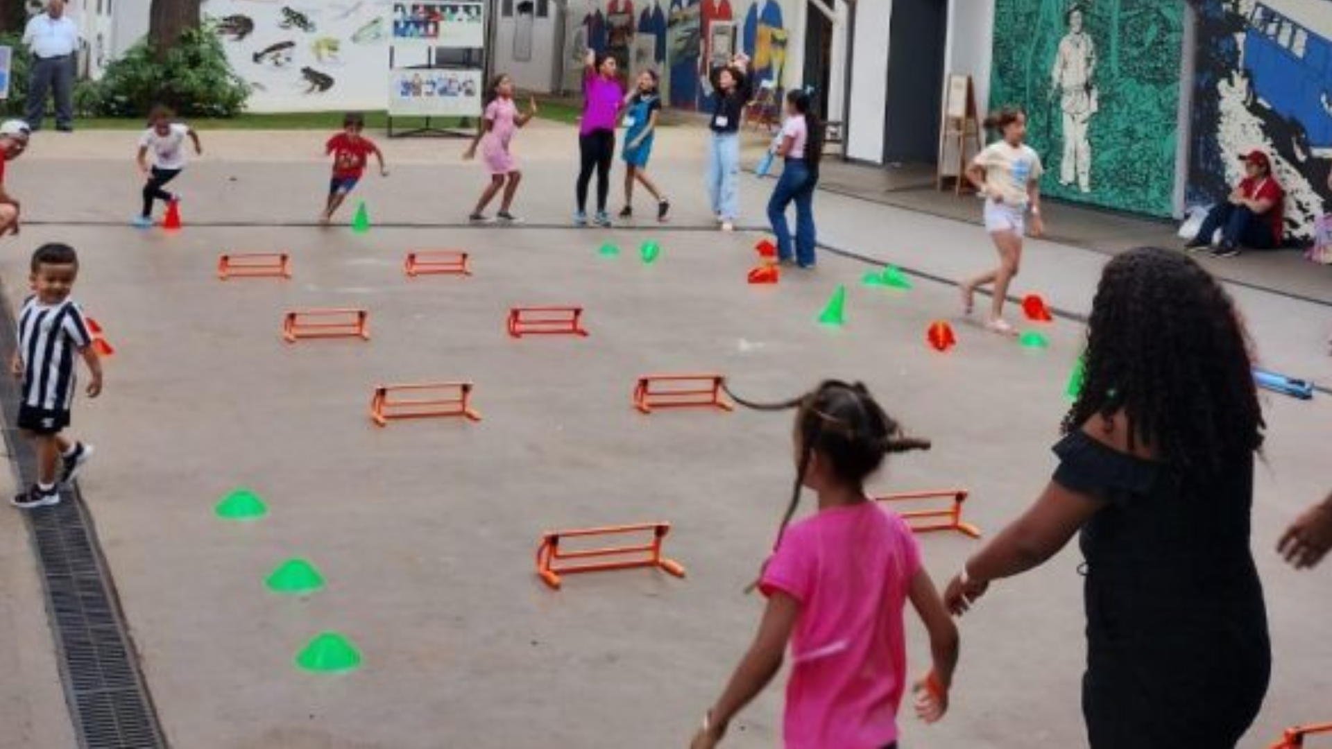 Brincadeira entre crianças no Sesc Ipiranga.