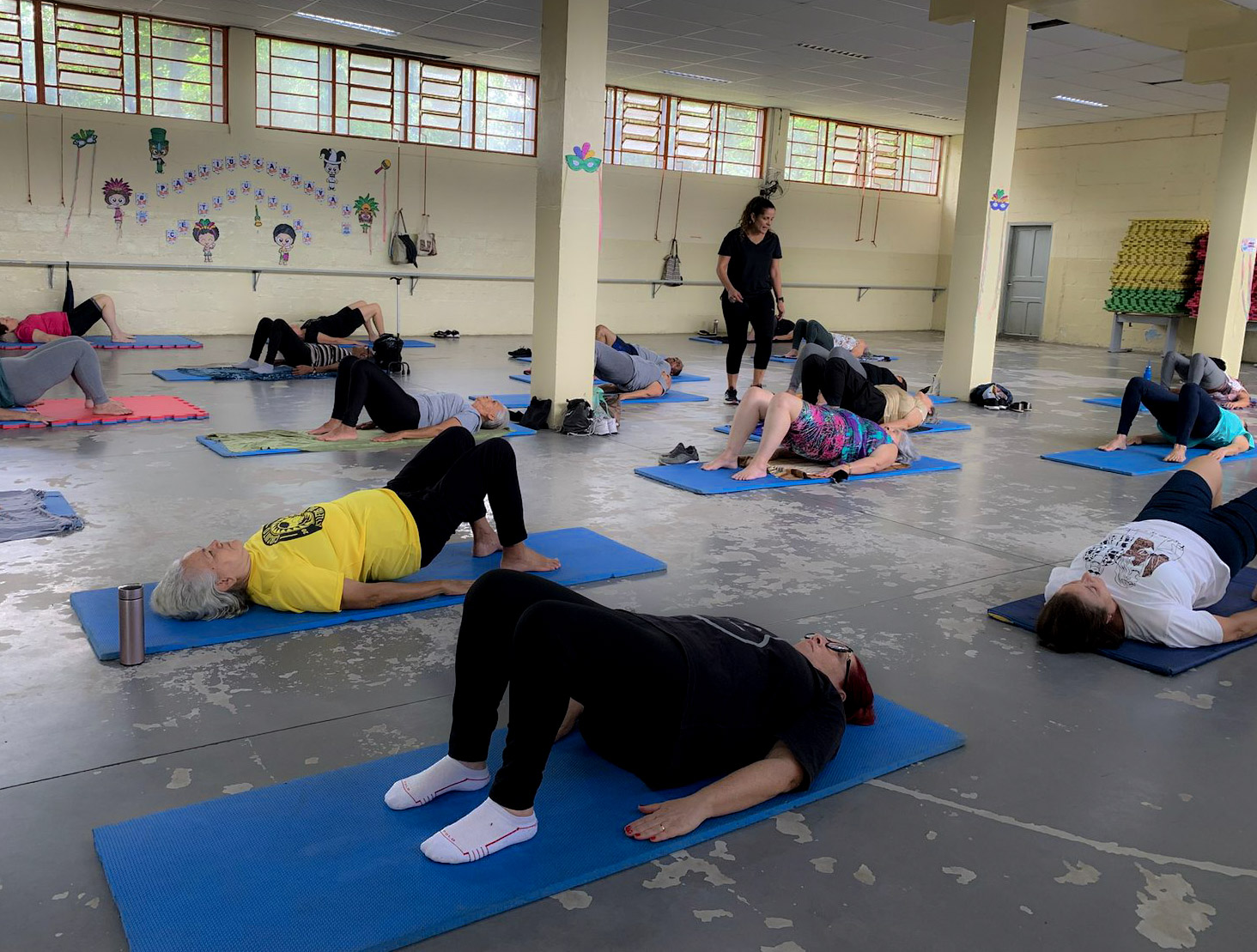 Na imagem, munícipes durante a aula de Pilates 60+. 