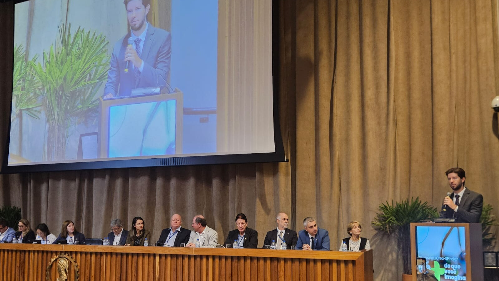 Foto do subsecretário Thiago Rubio Salvioni discursando em evento na sede do Crea-SP