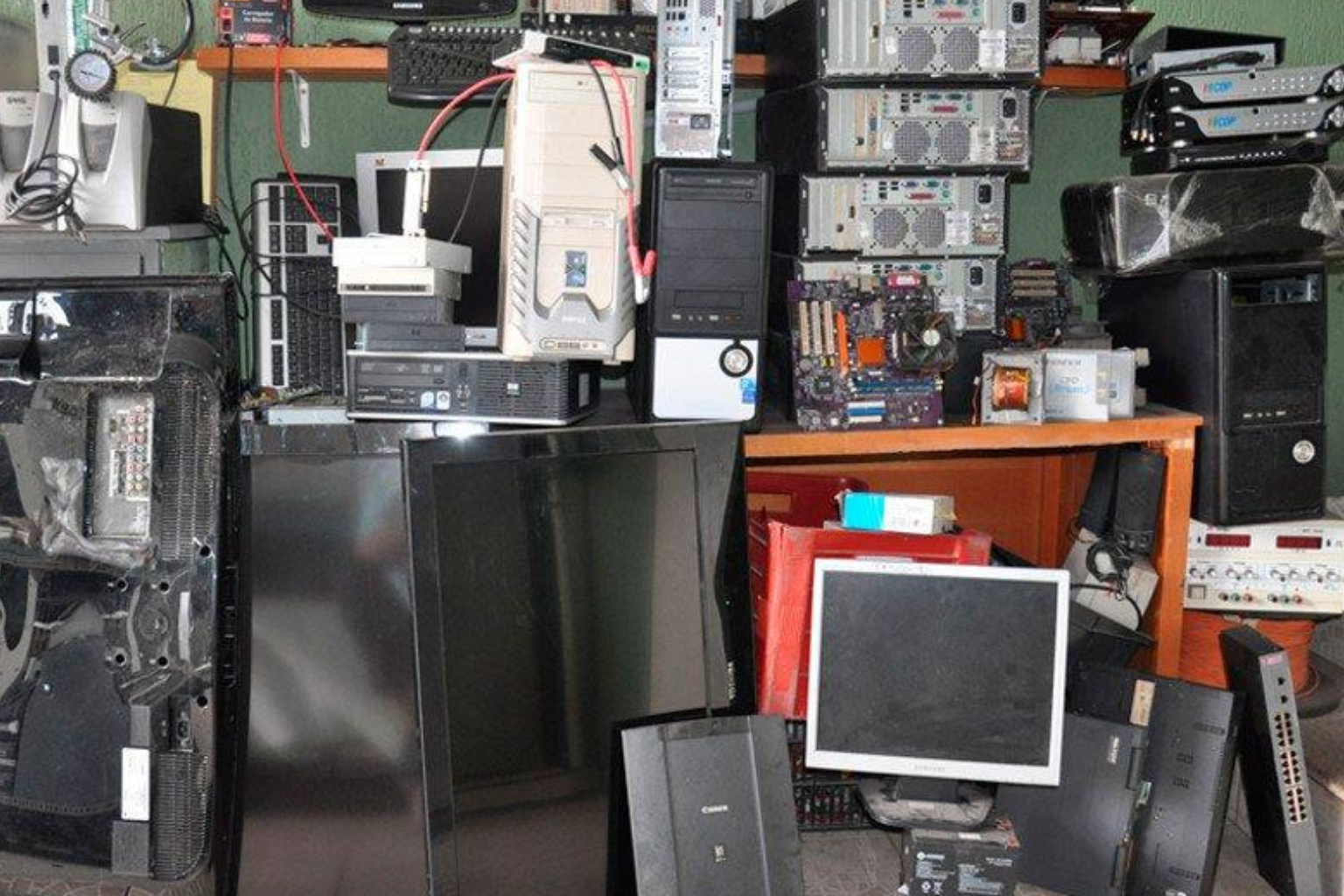 Imagem de lixo eletrônico como computadores, teclado, rádio, entre outros 