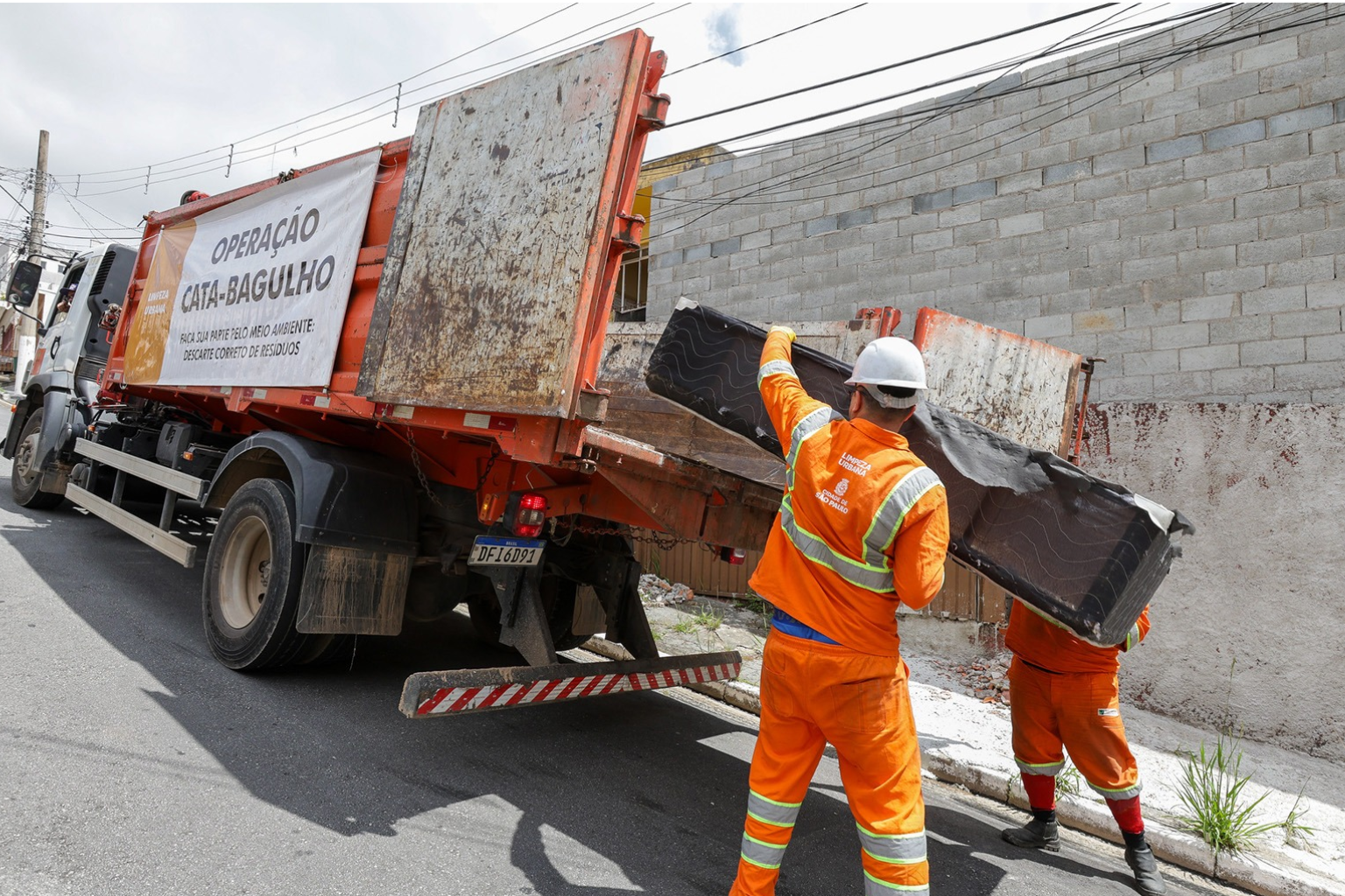 Funcionários da Prefeitura realizando a operação Cata-Bagulho.