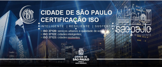 Banner institucional horizontal, com predominância de tons azul-escuro e azul-claro, que mostra ao fundo uma paisagem urbana da cidade de São Paulo à noite, com prédios altos e arranha-céus iluminados por luzes amarelas e brancas, sobrepostos por linhas e efeitos gráficos em azul neon, que remetem à tecnologia e conectividade. À esquerda, aparece o logotipo da ABNT Certificadora em branco; ao centro, o texto “Cidade de São Paulo – Certificação ISO” em letras grandes brancas, seguido das palavras “Inteligente | Resiliente | Sustentável” e da lista das certificações ISO 37120, ISO 37122 e ISO 37123, todas em branco. Na parte inferior central, está o brasão da Cidade de São Paulo, também em branco. À direita, destaca-se o nome “São Paulo” em letras grandes brancas, acompanhado do slogan “Cidade Inteligente” e de uma ilustração estilizada da cidade, com prédios e elementos urbanos desenhados em linhas brancas, reforçando a ideia de inovação e gestão urbana moderna.