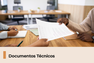 A imagem mostra duas pessoas segurando um documento. Abaixo, uma faixa com o texto 